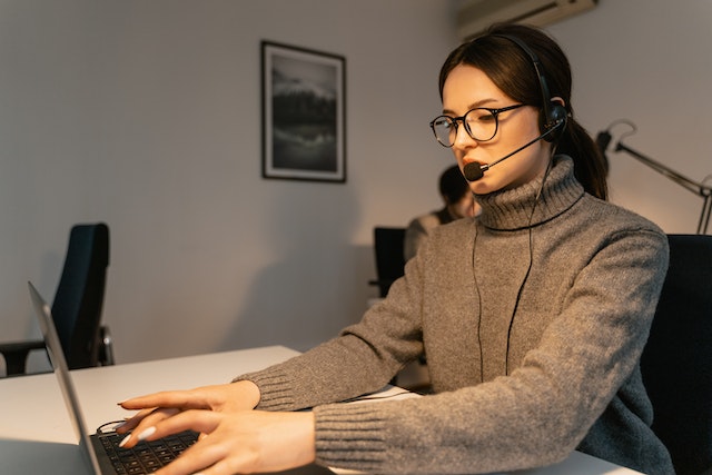 Woman support agent talking to a customer.